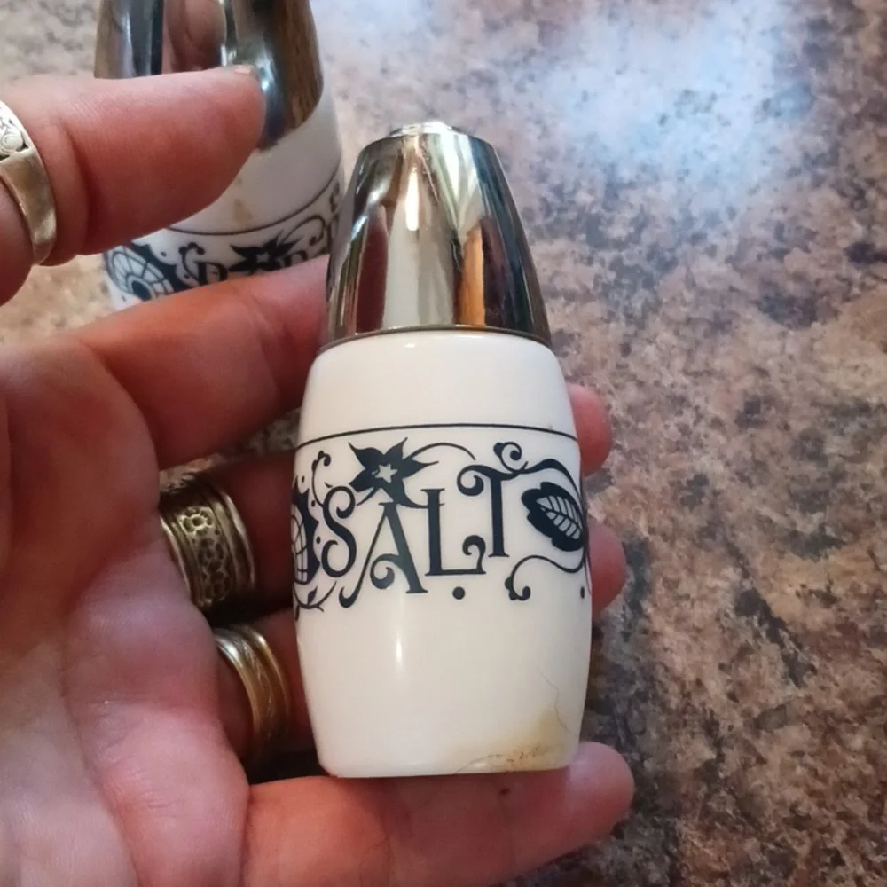 VINTAGE Fancy Floral Salt & Pepper Set